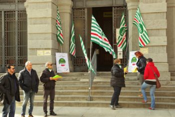 No alla privatizzazione di Poste italiane. Presidio della Slp Cisl davanti alla sede centrale di Cuneo e della sede di Bra.