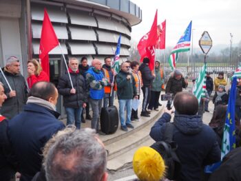 Assemblea e presidio a Santa Vittoria d’Alba contro la chiusura dello stabilimento Diageo: gli interventi