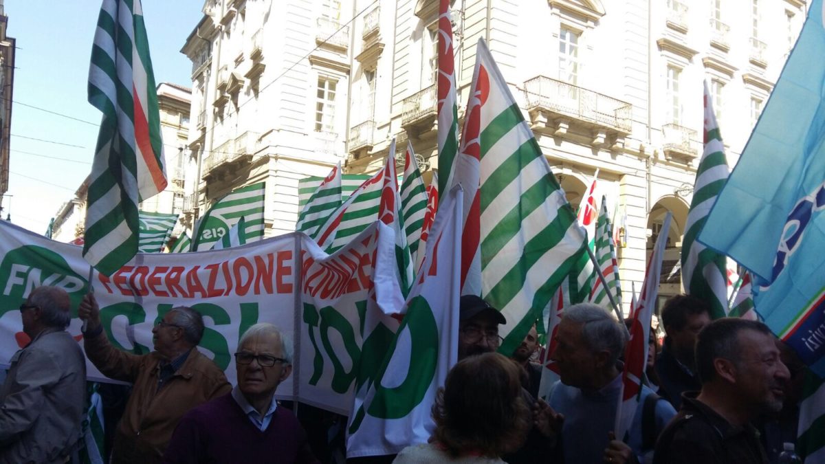 La manifestazione di Cgil Cisl Uil in piazza Palazzo di Città a Torino primo piano